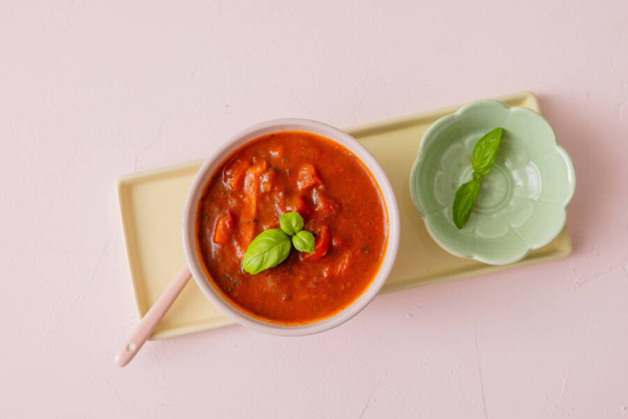 Tomaatti-basilikakastike