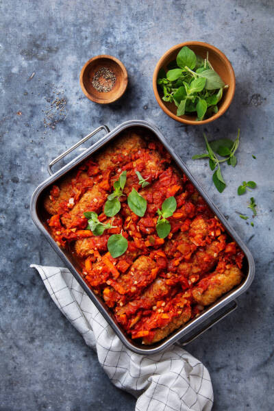 Kasvistäytteiset Kanapuikot ja tomaattikastike