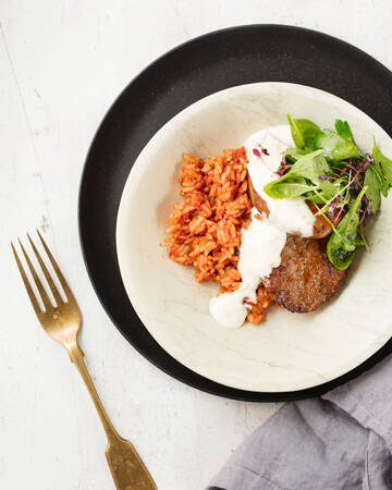 Kasvisjauhispihvit, ranch-kastike ja chilipaella