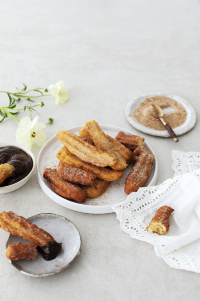 Churrot suklaakastikkeella ja kanelisokerilla