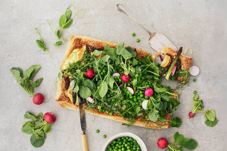 Piirakkasalaatti vuohenjuustolla ja parsalla 