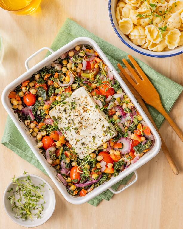 Uunifetapasta kikherneillä ja kasviksilla