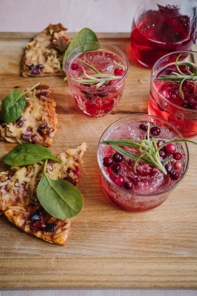 Vönerpizza ja karpalolimonadi