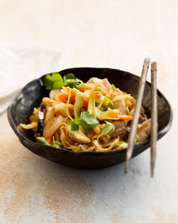 Chicken lo mein eli kanawok soijakastikkeella à la Tuorekset