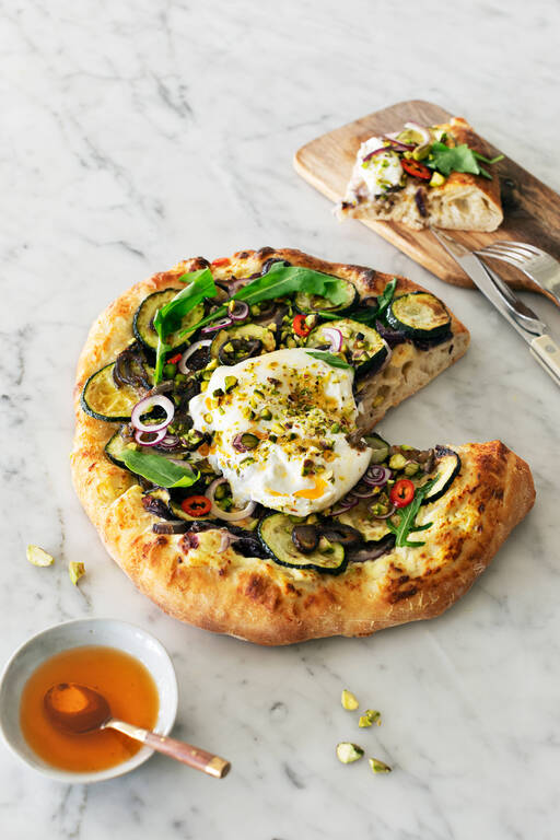 Pizza burratalla, punasipulilla, kesäkurpitsalla ja pistaasilla