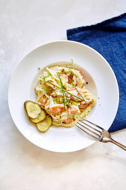 Kirjolohi-ruohosipulipasta