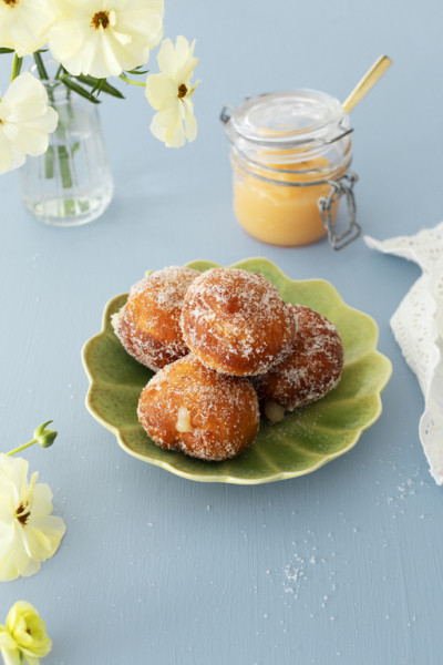 Lemon curd -tahnalla täytetyt munkit