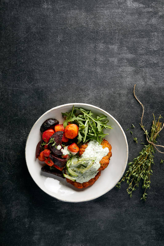 Feta-kasvispihvit, uunijuurekset ja pinaatti-tsats