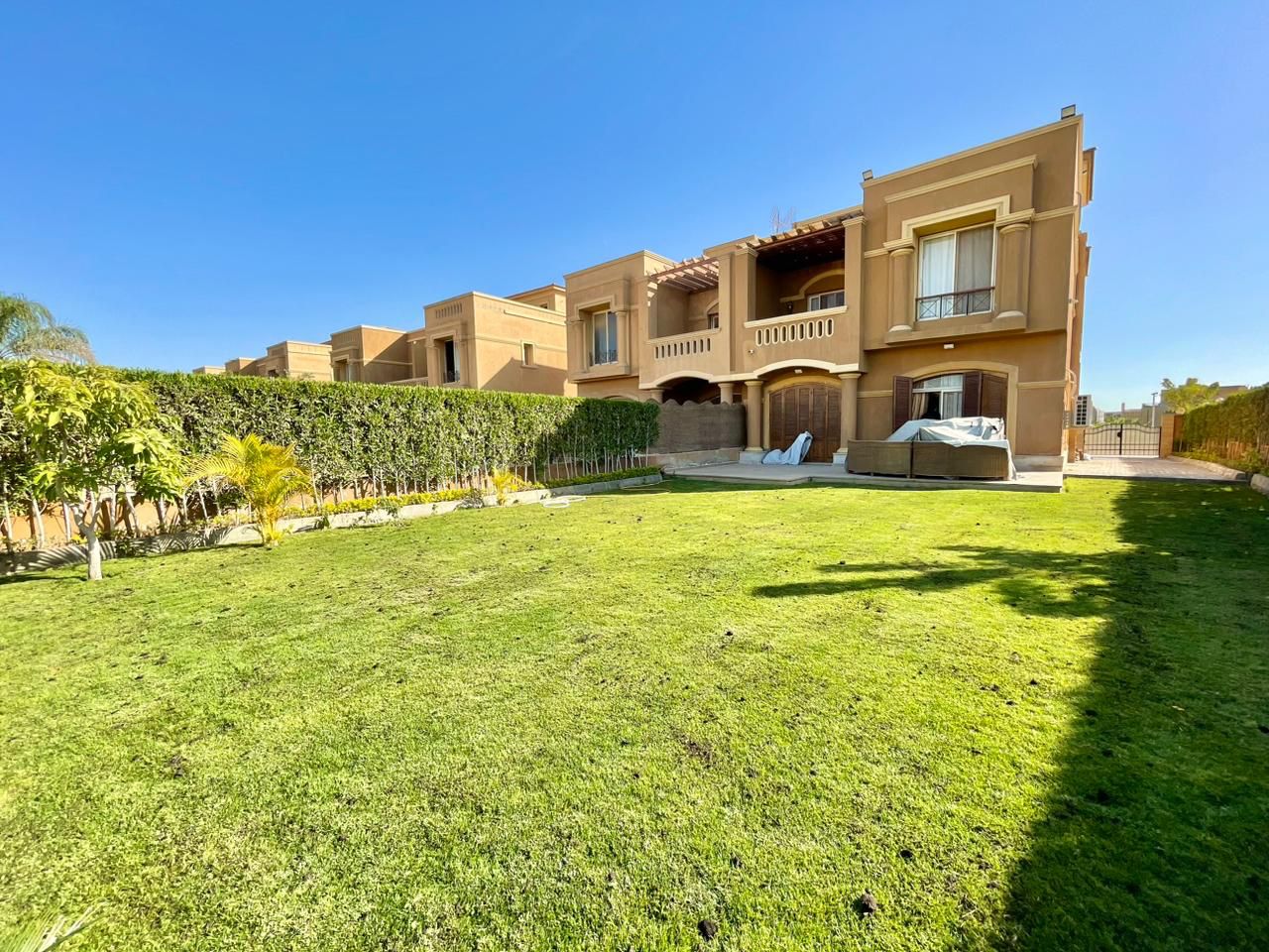 Twinhouse 350 m² in Royal Meadows Sheikh Zayed, El Sheikh Zayed — 3-bedroom for sale