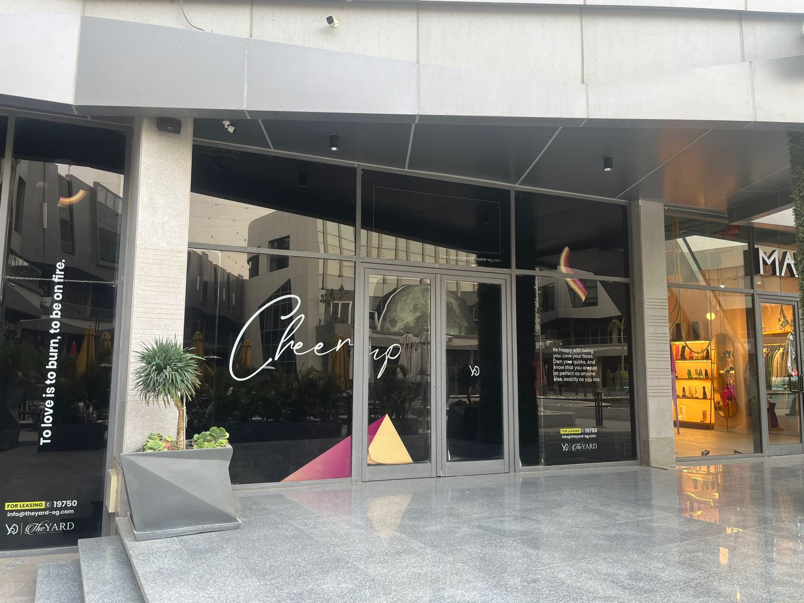 Retail 180 m² for sale in El Rehab, New Cairo