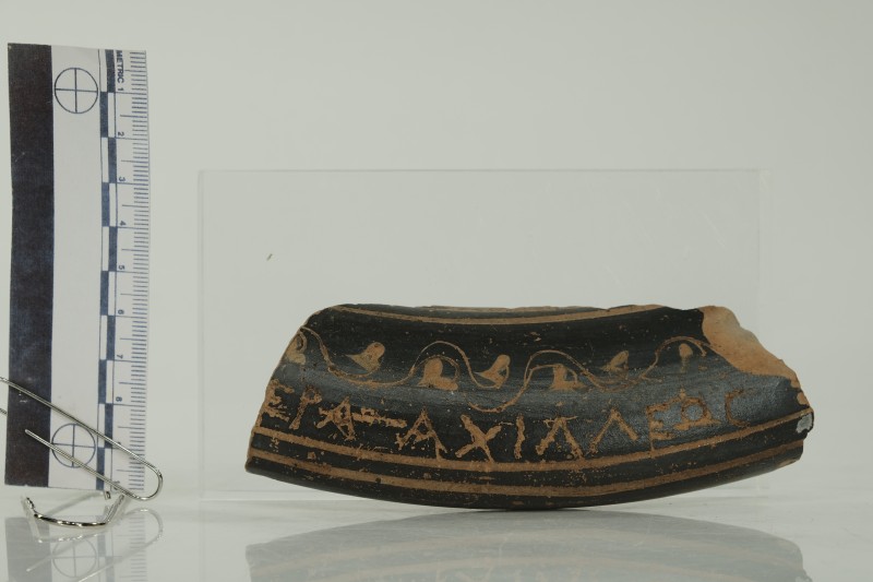 Фрагмент вінець чорнолакового кратера з графіті