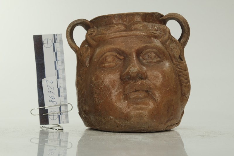 Червонолакова фігурна посудина