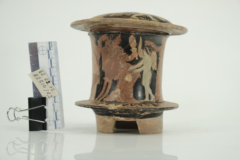 Піксіда червонофігурна на трьох ніжках. Із кришкою