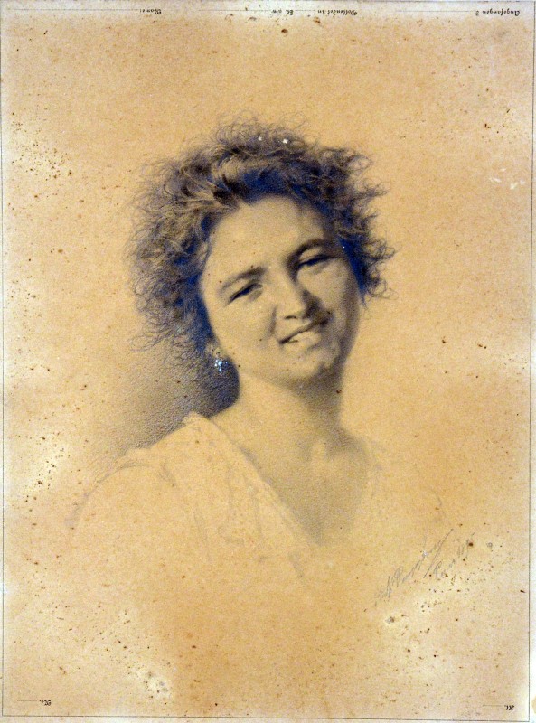 Портрет молодої жінки