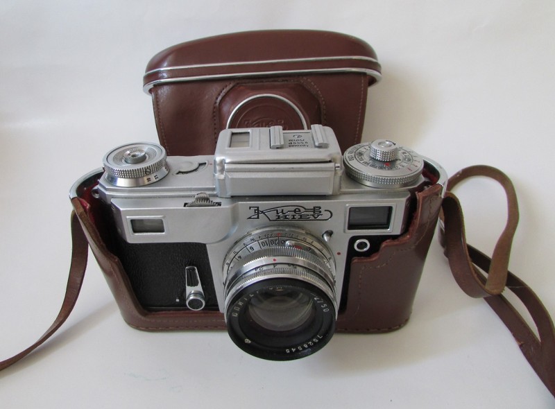 Фотокамера "Київ-4" з об'єктивом "Юпитер-8М" та оригінальним кофром.