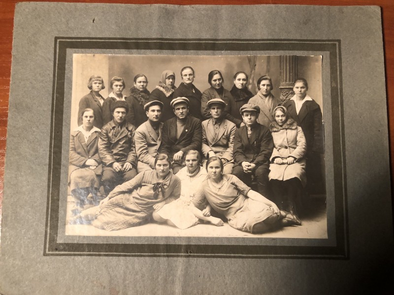 Фотографія групи працівників райспоживспілки 08.11.1931 р.