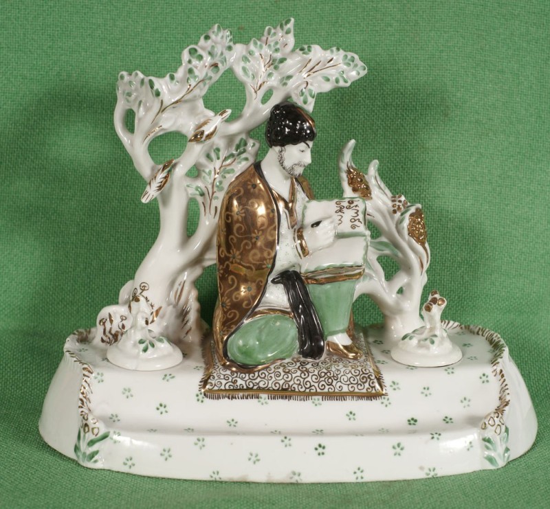 Чорнильниця зі скульптурним зображенням грузинського поета Шота Руставелі.