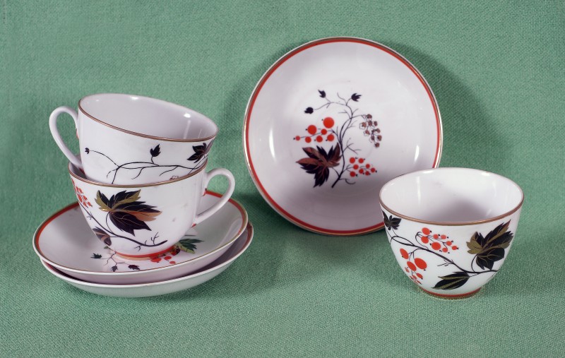 Чашка з блюдцем з сервізу «Гілка смородини». Форма «Весняна»