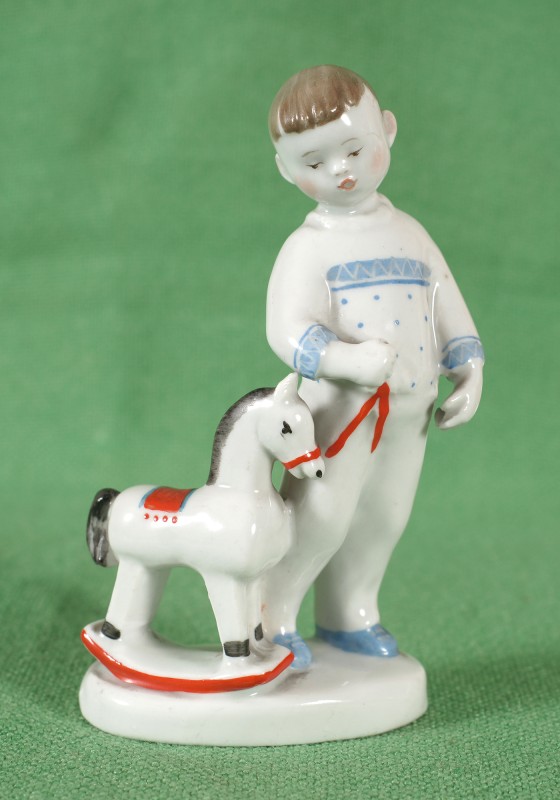 Статуетка " Хлопчик з конячкою"