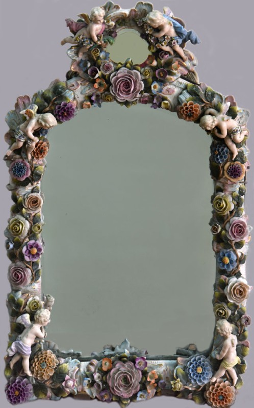 Дзеркало в порцеляновій рамі