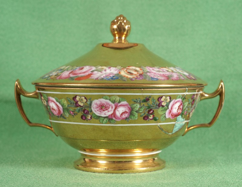 Миска з кришкою