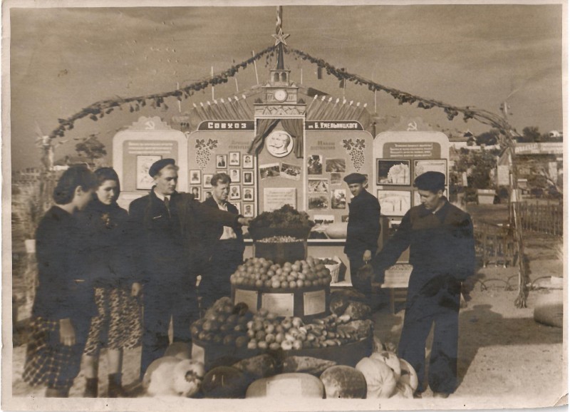 Фото сільгоспвиставки в Овідіополі, 1951 р.