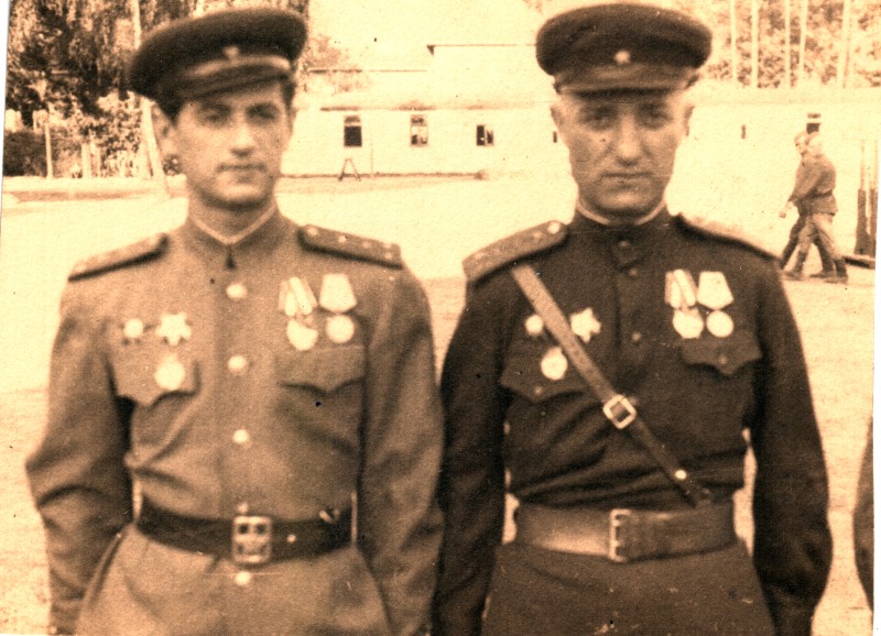 Фото чорно-біле, погруддя. Шнапер Лазар і Кац Володимир у військовій формі. 1945 р.