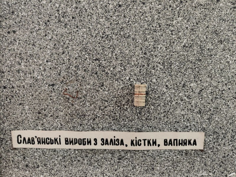 Фрагмент слов*янського виробу із вапняка та кістки