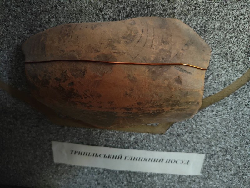 Фрагмент трипільського глиняного посуду