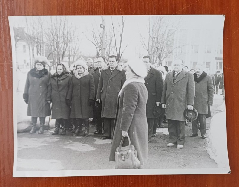 Фото чорно-біле групове ветеранів 232 с.д. 1984р. під час зустрічі в м. Гайсин