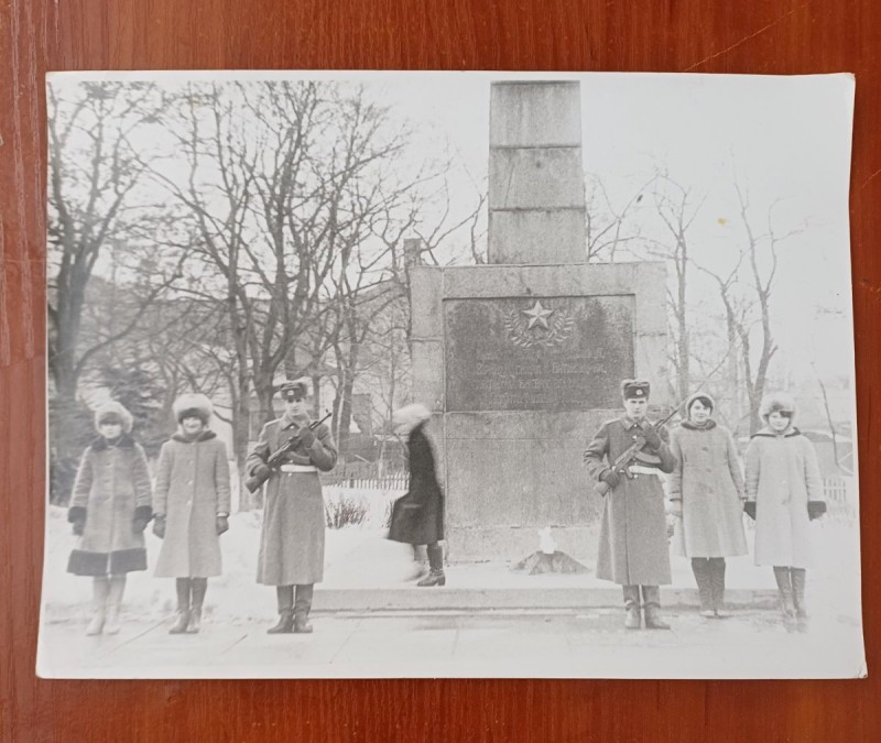 Фото чорно - біле групове "Почесна варта біля обеліска Слави"