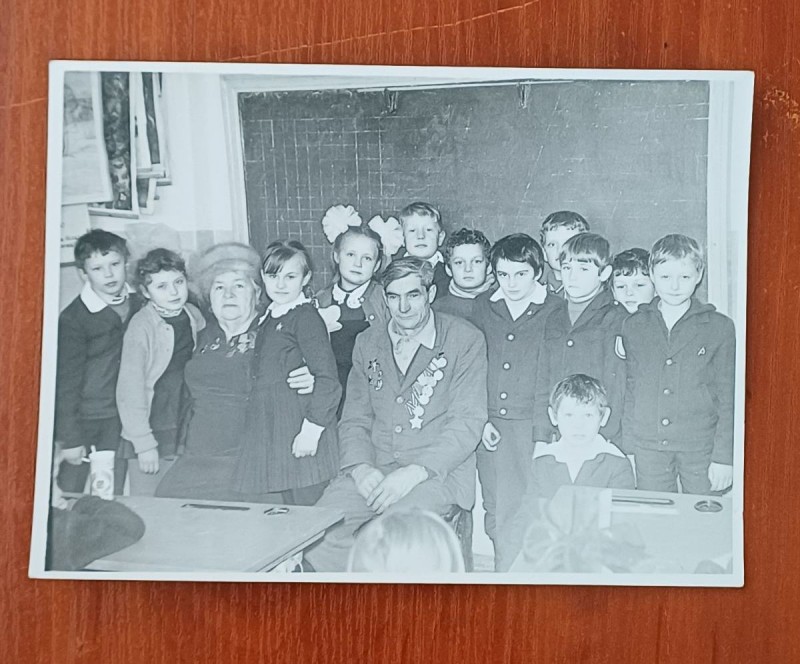 Фото чорно-біле групове зустрічі учнів СШ №3 з ветеранами ВВВ, Левенця Никифора Павловича та Афонової Наталії Михайлівни