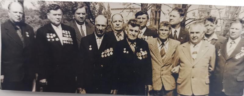 Фото М.Натягайла з односельцями - фронтовиками.