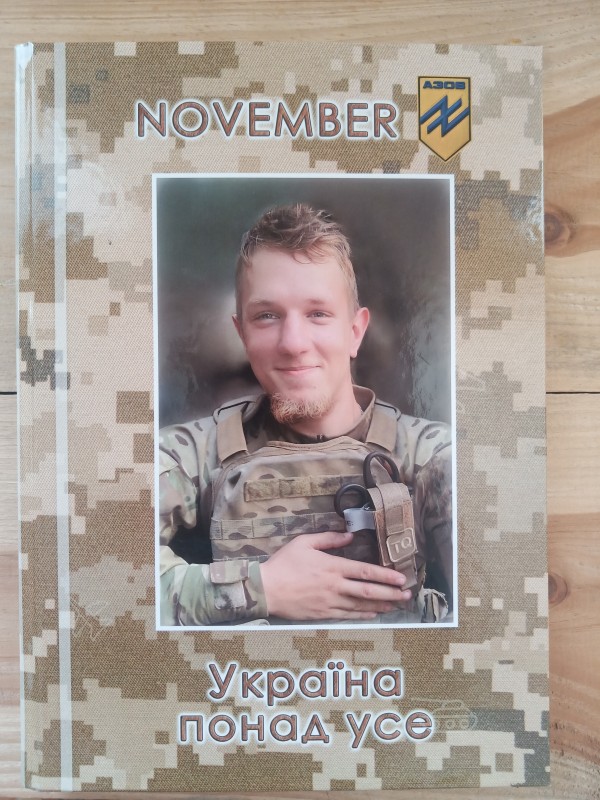 Фотокнига зі світлинами загиблого захисника Тараса Чвартацького