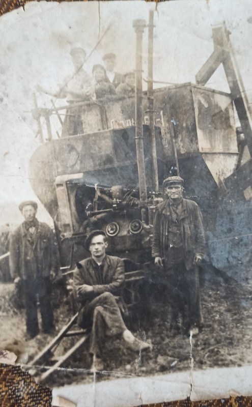 Фото механізаторів біля комбайна "Сталінець - 1" (1930 рік).