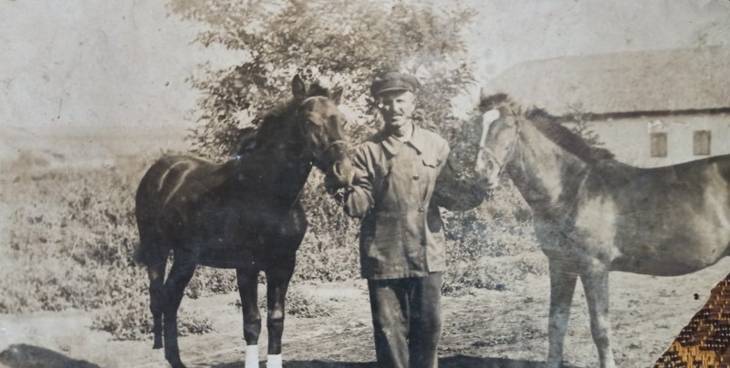 Фото чоловіка з кіньми (1938 рік).