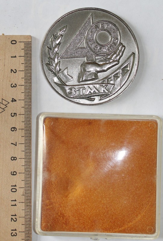 Медаль настольная выпущена Запорожский титано-магниевый комбинатом в честь 40-летия