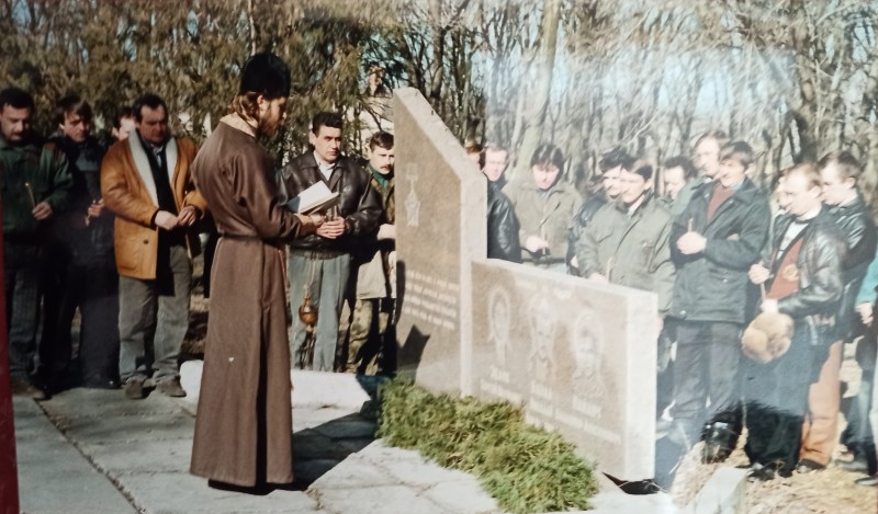 Фото мітингу біля пам*ятного знаку воїнам-інтернаціоналістам (14.02.1998 рік).