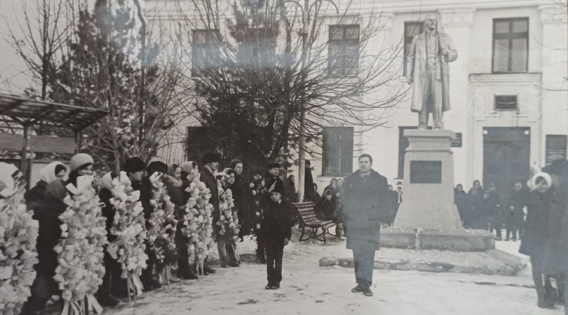 Фото мітингу біля пам*ятника Леніну (21.01.1974 року).
