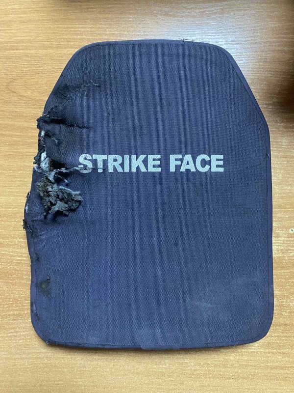 Плитоноска з бронеплитою воїна ЗСУ. Бронеплита «Bulletproof Plate».Виробництво -–червень 2022 року.  На лицьовій стороні напис: «STRIKE FACE»  Плитоноска кольору Мультикам. Приклеєний шеврон «ЗБРОЙНІ СИЛИ УКРАЇНИ. На передній частині чорним кольором текст: «Не будь сахаром. Будь чаєм. Не растворяйся., Розтворяй» - слова із вірша «Не растворяйся, - растворяй» (Олена Антипова). У верхній частині напис «СЯВА».