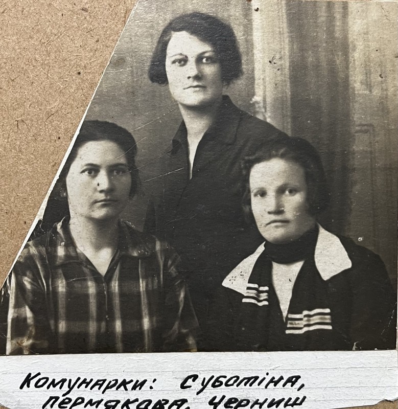 Фото групове. Комунари Бесарабської комуни в с. Ободівка: Суботіна, Пермякова, Черниш