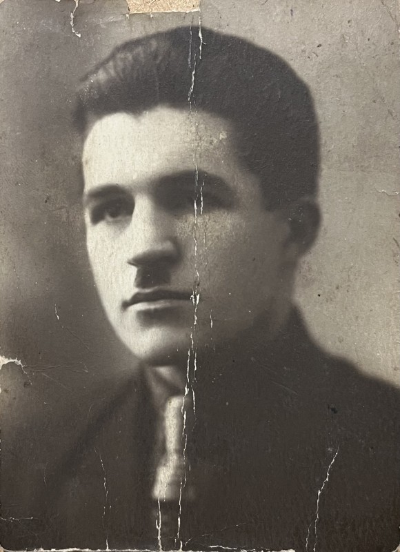 Фото. Комунар Мітітел - перший тракторист Бесарабської комуни