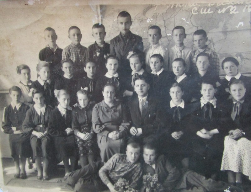 Фото групове. Учні середньої школи №2 с. Бахмач.