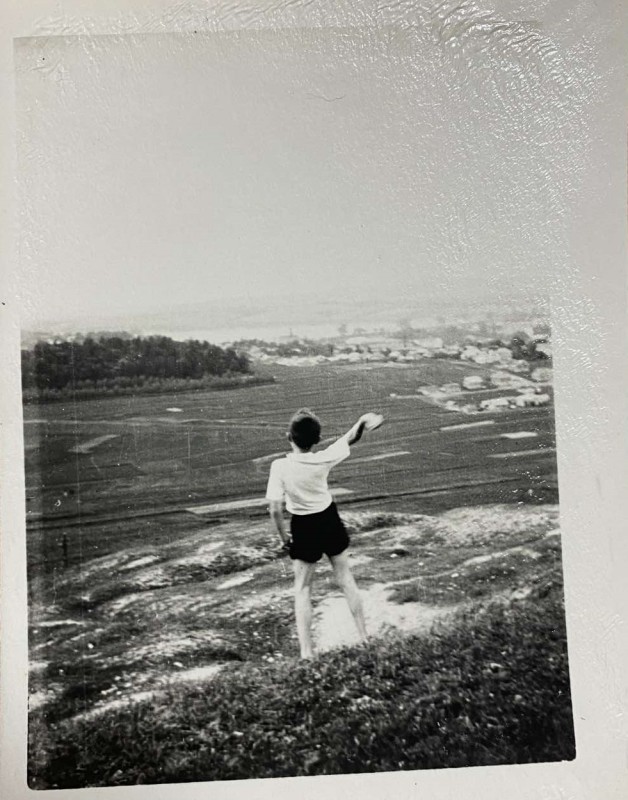 Фото. Хлопчик в білій сорочці на схилі Бабиної гори.