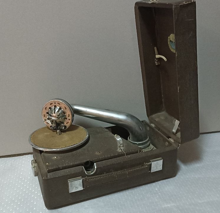 Портативний патефон