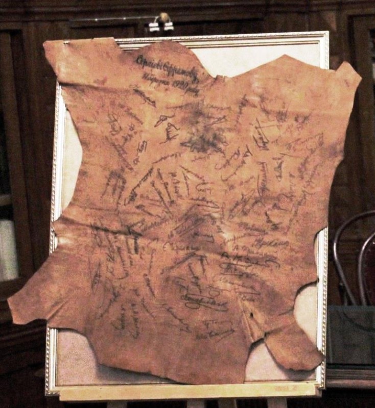 Пергамент шкіряний з автографами діячів культури і науки, подарований Сергію Єфремову 11 березня 1920 року