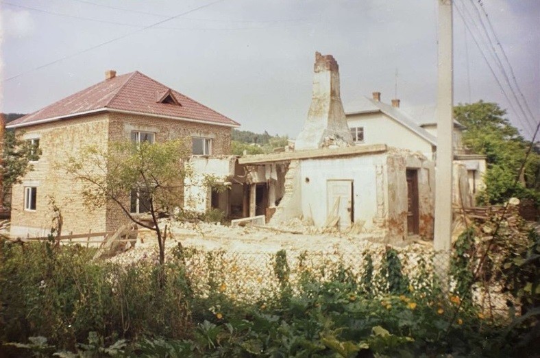Фото. Зображення хати, яка розбирається в Бережанах.