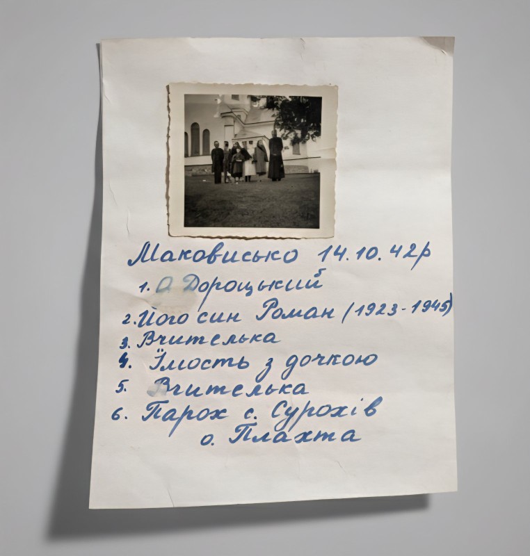 Фото. Зображені люди біля церкви.