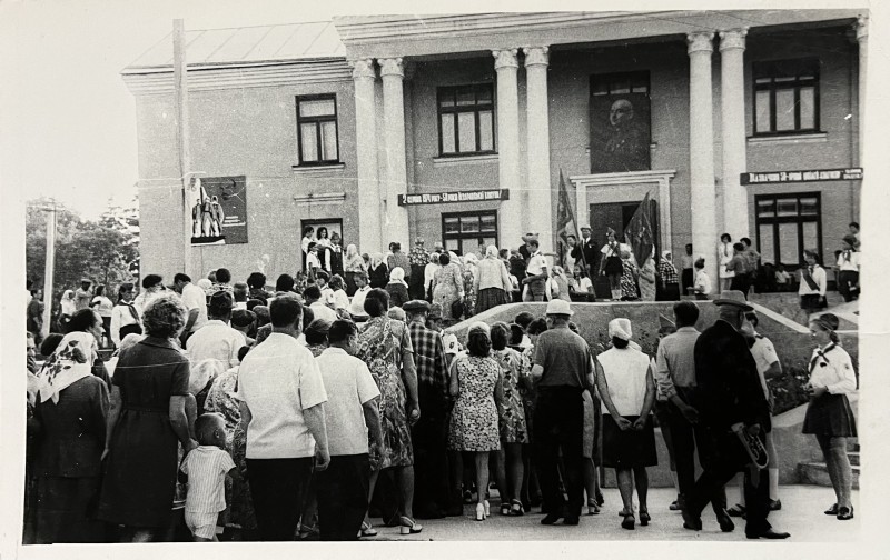 Фото групове. Святкування 50-річчя з дня заснування Бесарабської комуни в с. Ободівка, 1974 р.