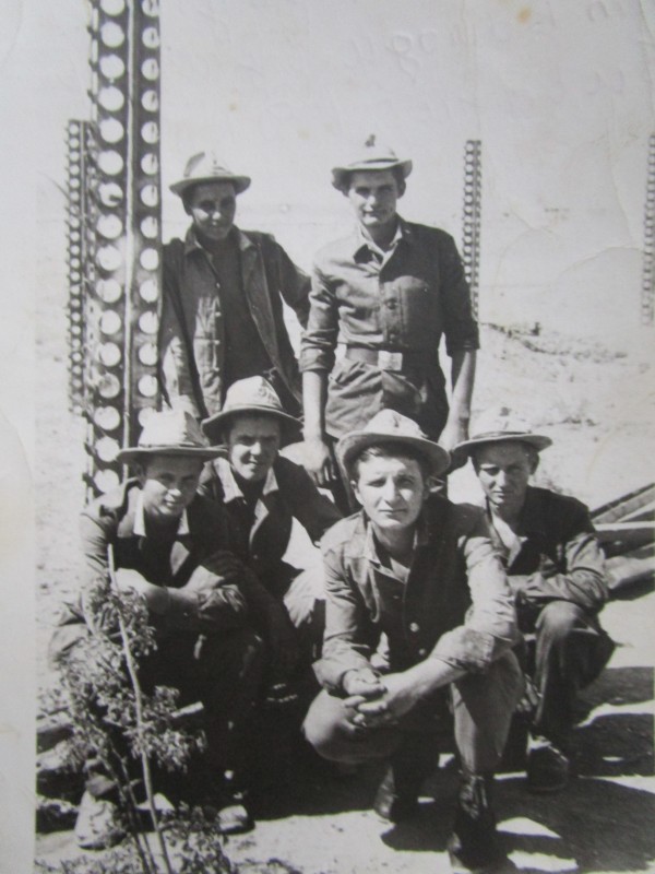 Фото групове. Мовчан Володимир Іванович (стоїть справа) із бойовими побратимами.